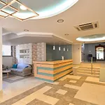 Hotel Karras Grande